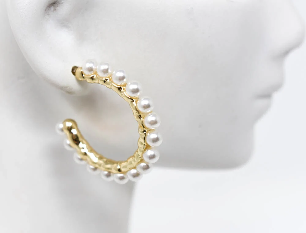 Elegant White Fashion Pearl Gold Tone Hoop Earrings - Image 4