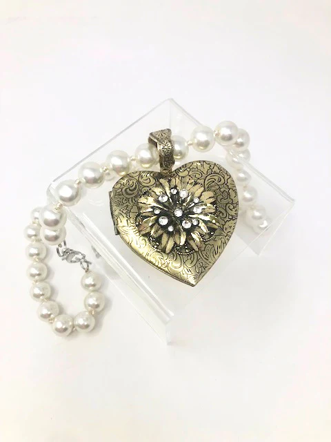 Fashion Pearl Necklace with Intricate Heart Pendant Locket - Image 3