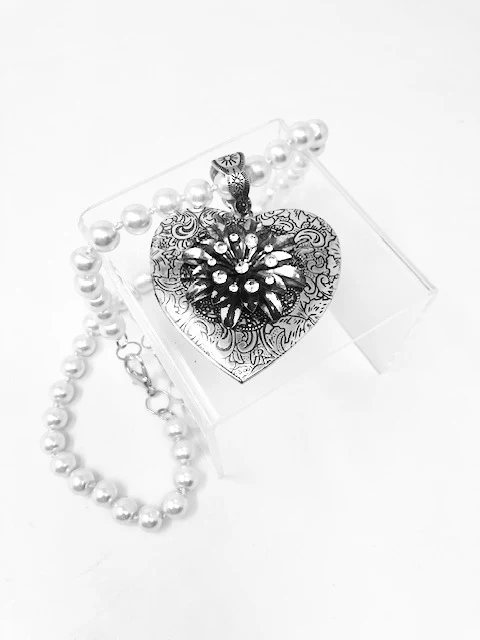 Fashion Pearl Necklace with Intricate Heart Pendant Locket - Image 4